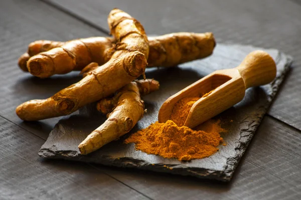 Zerdeçal tozu ve taze zerdeçal kökü.