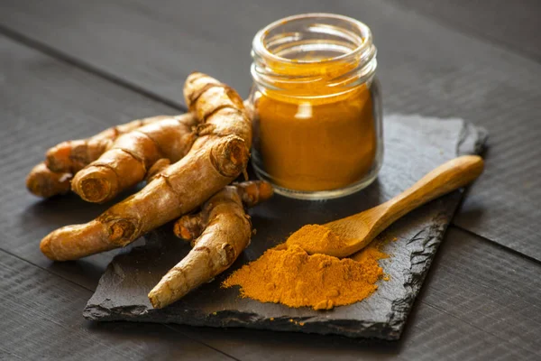 Zerdeçal tozu ve taze zerdeçal kökü.