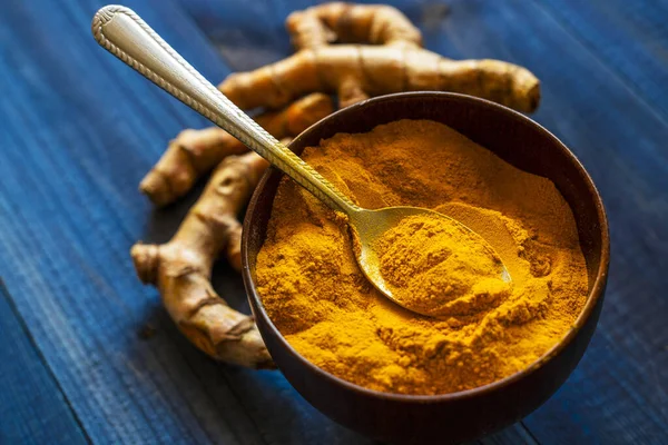 Zerdeçal tozu ve taze zerdeçal kökü.