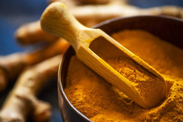 Zerdeçal tozu ve taze zerdeçal kökü.