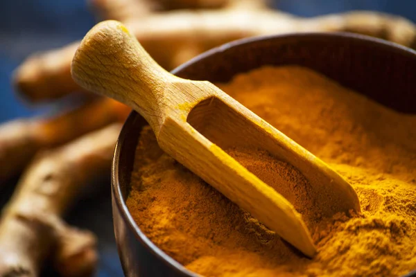 Zerdeçal tozu ve taze zerdeçal kökü.