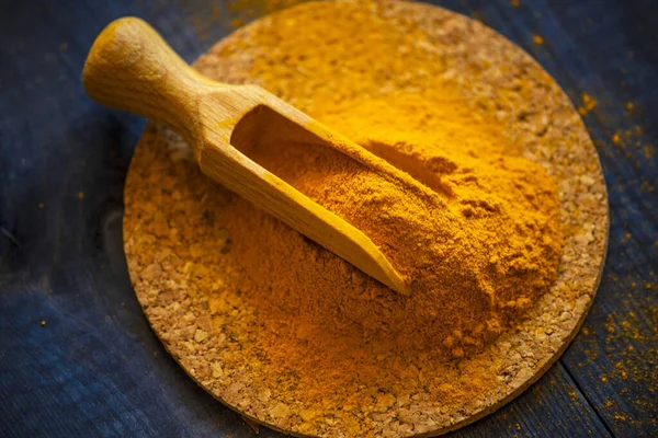 Zerdeçal tozu. Taze baharat konsepti