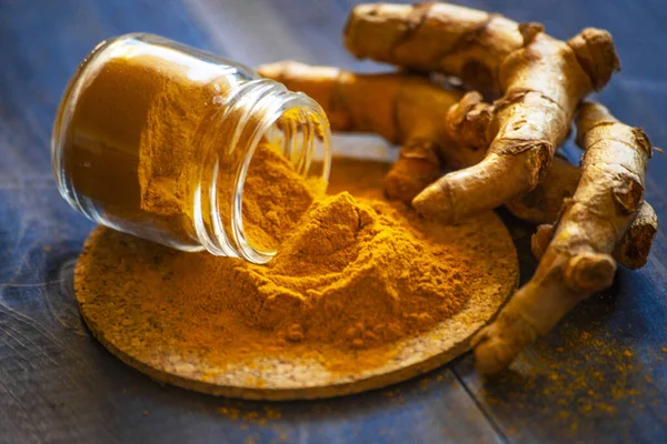 Zerdeçal tozu ve taze zerdeçal kökü.