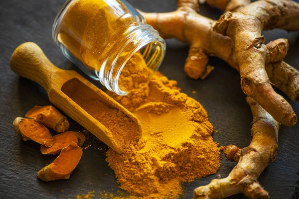 Zerdeçal tozu ve taze zerdeçal kökü.