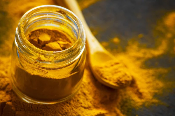 Zerdeçal tozu. Taze baharat konsepti