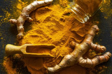 Zerdeçal tozu ve taze zerdeçal kökü.