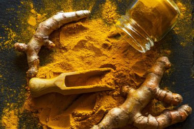 Zerdeçal tozu ve taze zerdeçal kökü.