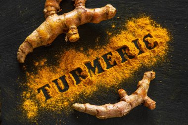 Zerdeçal tozu ve taze zerdeçal kökü.