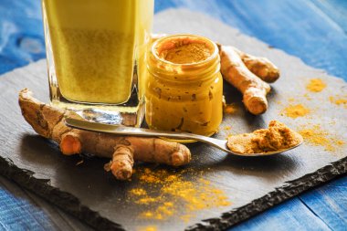 Altın sütlü zerdeçal macunu.