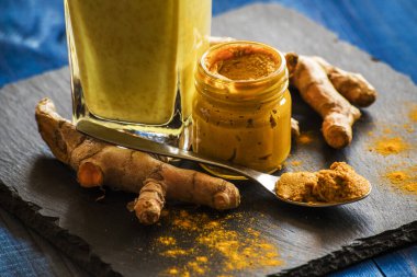 Altın sütlü zerdeçal macunu.