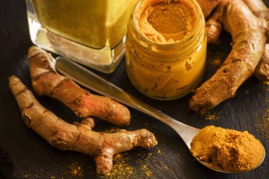 Altın sütlü zerdeçal macunu.