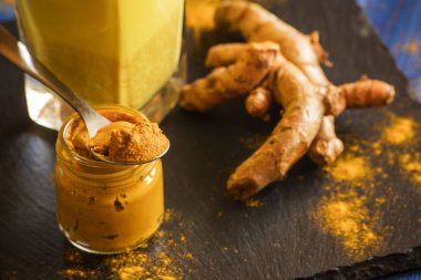 Altın sütlü zerdeçal macunu.