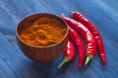 Mavi masada biberli peperoni biberi.