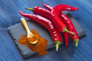 Mavi masada biberli peperoni biberi.