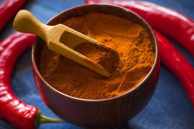 Mavi masada biberli peperoni biberi.