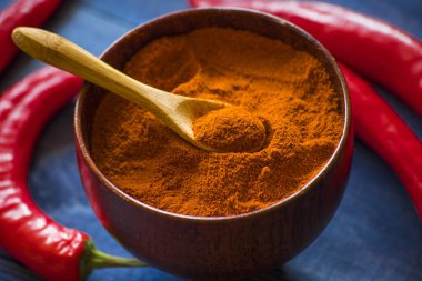 Mavi masada biberli peperoni biberi.