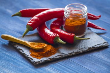 Mavi masada biberli peperoni biberi.