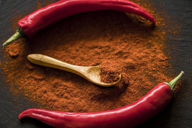 Mavi masada biberli peperoni biberi.