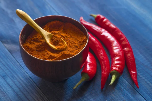 Pimientos Peperoni Con Chile Polvo Sobre Mesa Azul — Foto de Stock