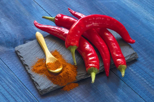 Pimientos Peperoni Con Chile Polvo Sobre Mesa Azul — Foto de Stock