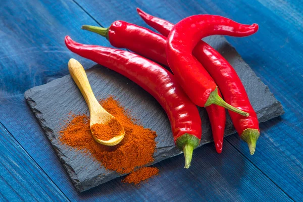 Pimientos Peperoni Con Chile Polvo Sobre Mesa Azul — Foto de Stock