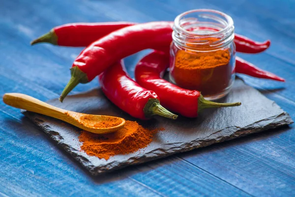 Mavi masada biberli peperoni biberi.