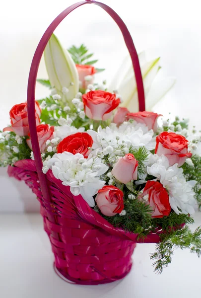 Vacker bukett av röda rosor av en lilja och krysantemum — Stockfoto