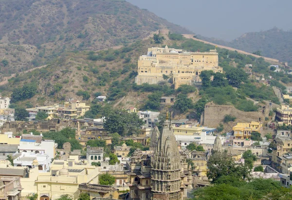 O bairro da cidade de Jaipur perto do forte de Amber Índia — Fotografia de Stock