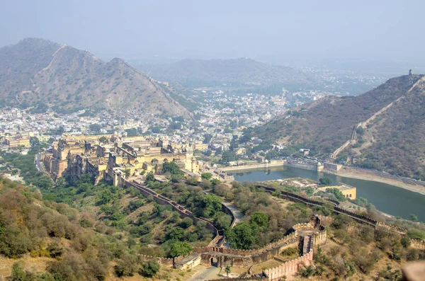 Paisagem da cidade de Jaipur com vizinhanças e um forte Índia em montanhas — Fotografia de Stock