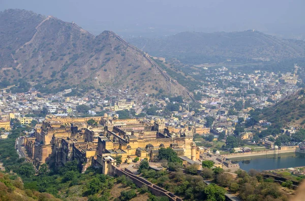 Paisagem da cidade de Jaipur com vizinhanças e um forte Índia em montanhas — Fotografia de Stock