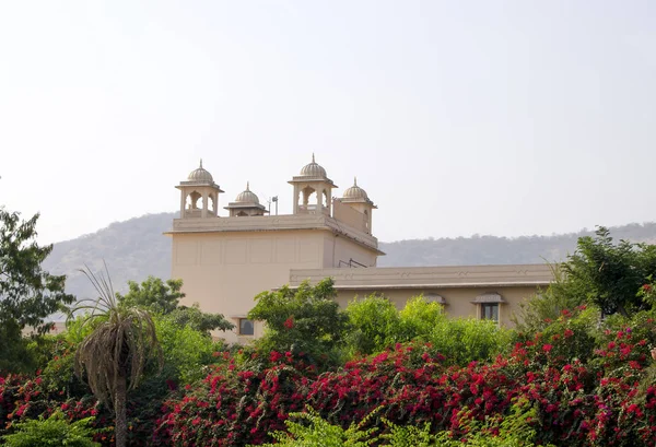 O edifício do observatório antigo na Índia o Jantar Mantar — Fotografia de Stock