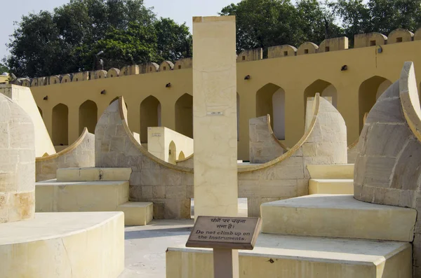 Observatório histórico de construção arquitetônica Jantar Mantar na Índia — Fotografia de Stock