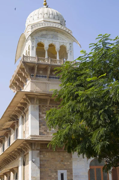 O edifício o museu central estatal Albert Hall o estado de Rajasthan em Índia — Fotografia de Stock