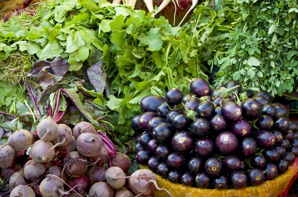 Producten groenten en Groenen op een markt — Stockfoto