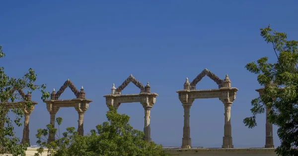 Oblouk s vchodem město palác Udaipur v Indii — Stock fotografie