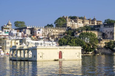 Su Hindistan Udaipur şehrin güzel manzara