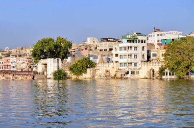 Su batımında Hindistan Udaipur şehrin güzel manzara