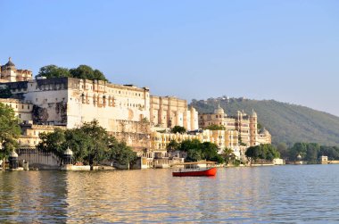 Su batımında Hindistan Udaipur şehrin güzel manzara