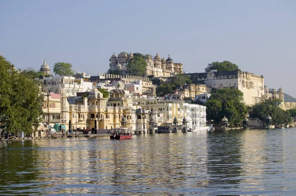 Hermoso paisaje de la ciudad en el agua en la India Udaipur — Foto de Stock