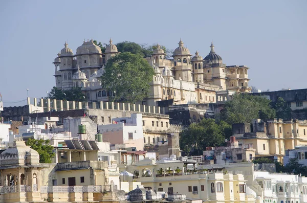 Vackra landskapet i staden på vattnet i Indien Udaipur — Stockfoto