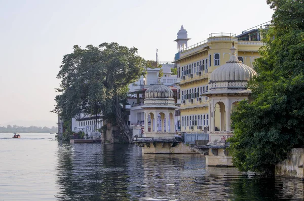 Hermoso paisaje de la ciudad en el agua en la India Udaipur — Foto de Stock