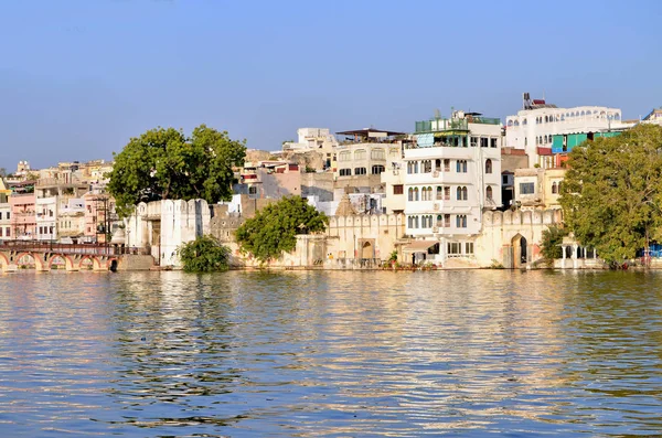 Su batımında Hindistan Udaipur şehrin güzel manzara