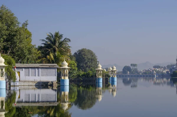 Hermoso paisaje de la ciudad en el agua en la India Udaipur — Foto de Stock