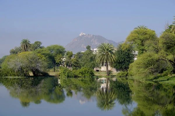 Beautiful landscape of the city on water in India Udaipur — Stock Photo, Image