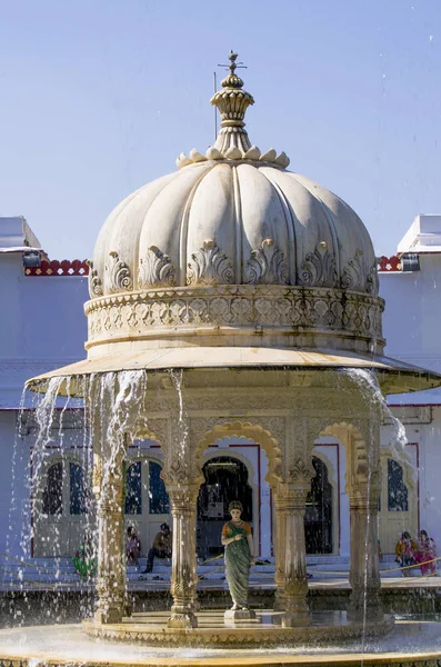 De prachtige bloeiende tuin in Udaipur Sahelion Ki Bari — Stockfoto