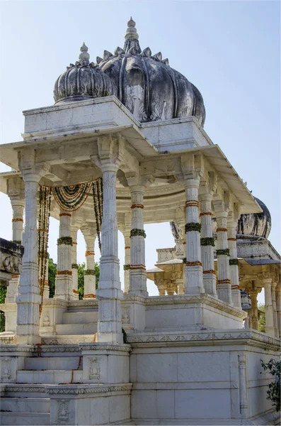 Памятное сооружение памятника в виде купола и храма — стоковое фото