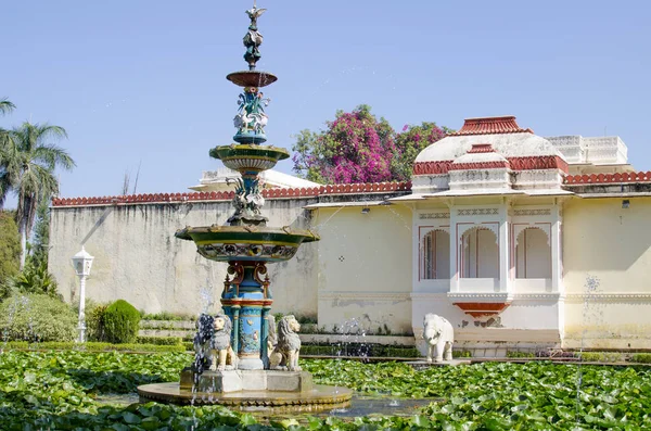 De prachtige bloeiende tuin in Udaipur Sahelion Ki Bari — Stockfoto