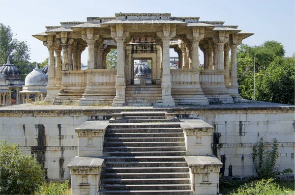 Construcción memorable un monumento en forma de cúpula y el templo — Foto de Stock