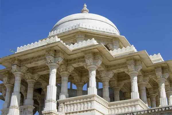 Construcción memorable un monumento en forma de cúpula y el templo — Foto de Stock