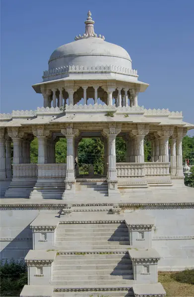 Memorabele bouw een monument in de vorm van een koepel en de tempel — Stockfoto